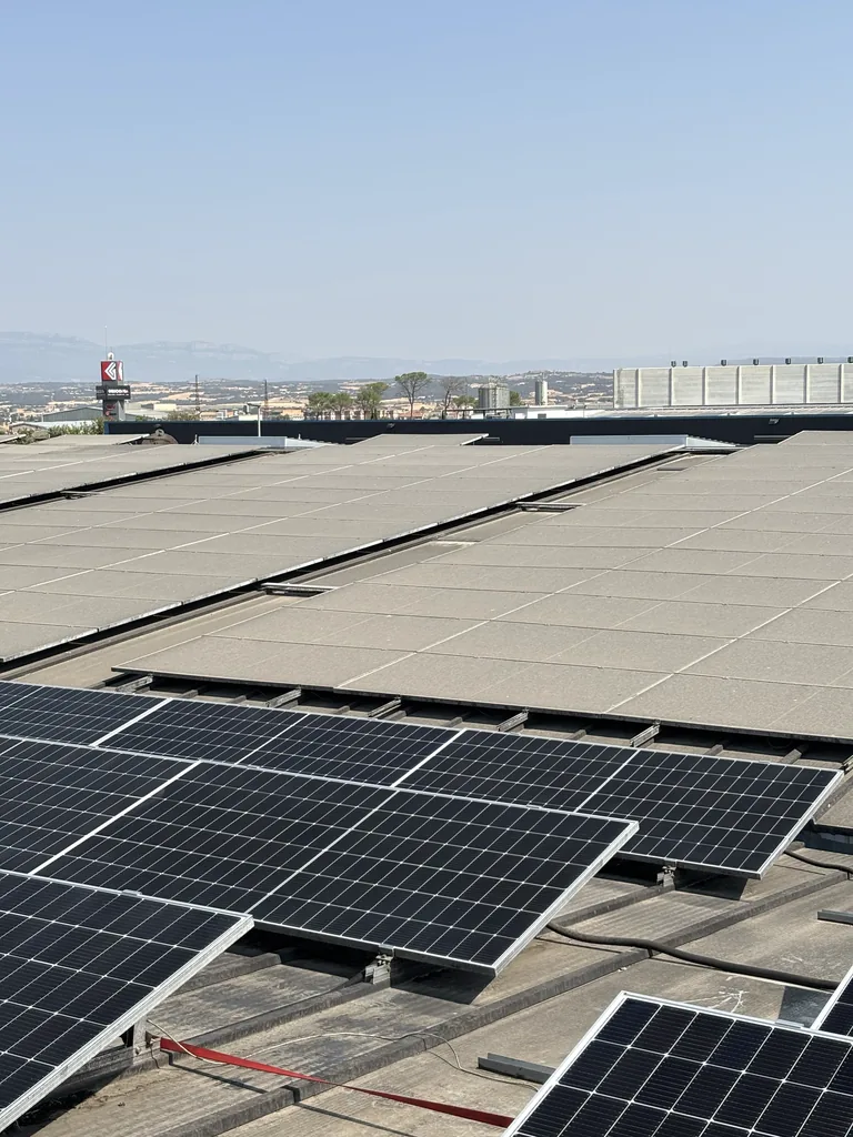 Panells solars bruts abans de la neteja en una nau industrial de Catalunya