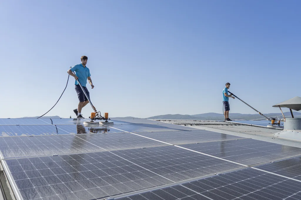 Equipo de técnicos de Neteja Solar durante una limpieza profesional de paneles solares en una instalación fotovoltaica en Cataluña