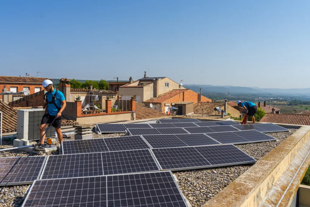 Neteja de panells solars en habitatges i comunitats de veïns a Catalunya