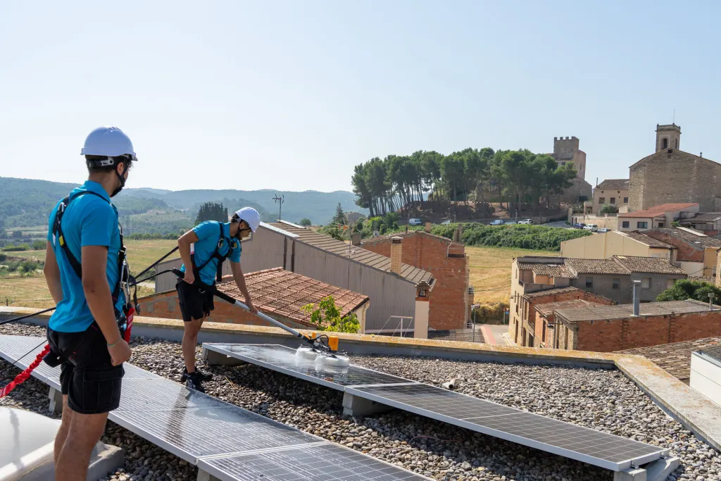 Equipo Neteja Solar limpiando paneles solares