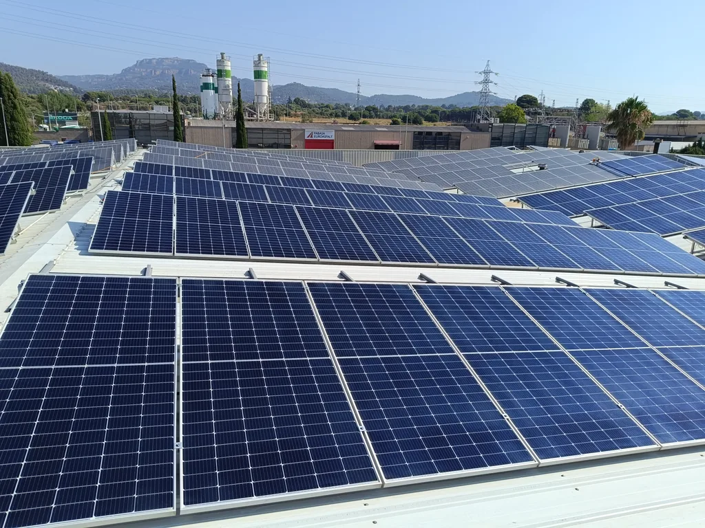 Instal·lació fotovoltaica industrial de gran coberta neta a Catalunya