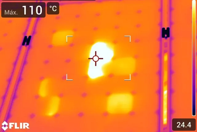 Imagen térmica con un punto caliente aislado en un panel solar y marcador de temperatura máxima